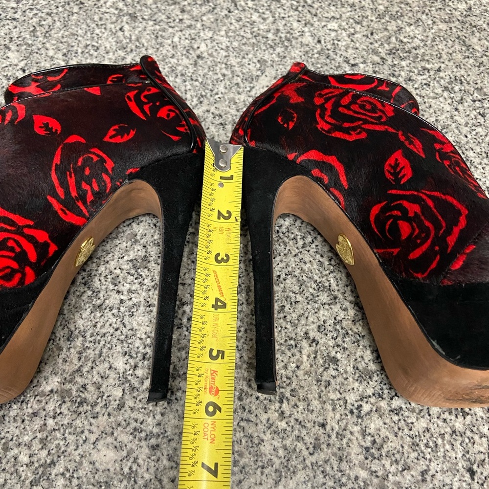 BETSEY JOHNSON Black/Red Roses Pony Hair Peep Toe Stiletto Platforms Whimsy  6.5 - Picture 10 of 17